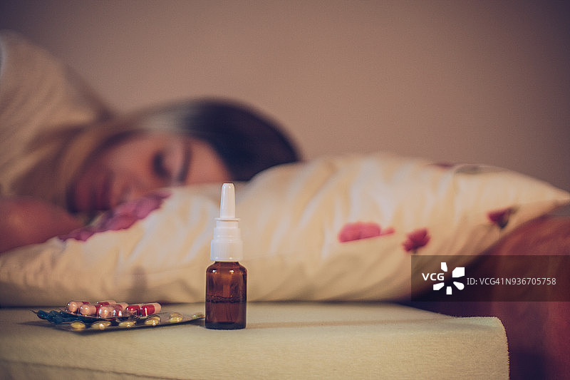 生病的女人在床上休息图片素材