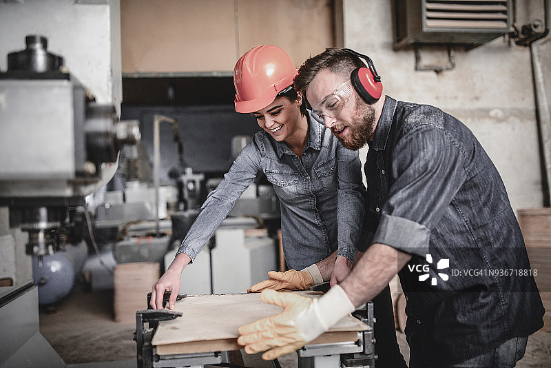 情侣木匠在工作室制作椅子图片素材