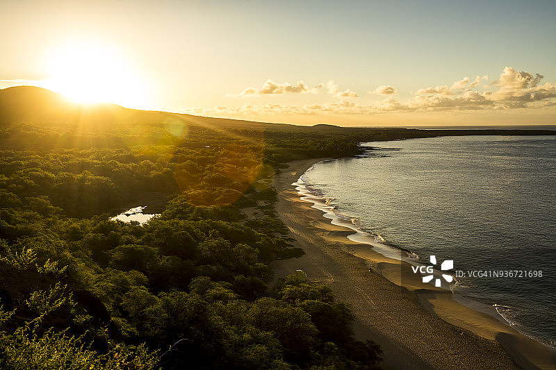毛伊岛大海滩上的热带日出图片素材