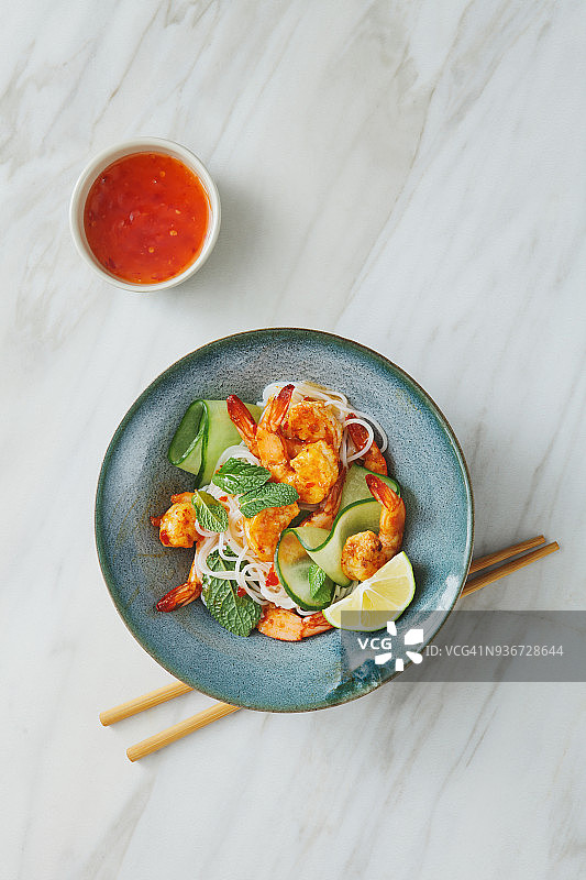 鲜虾面条沙拉配辣椒和酸橙调味料图片素材