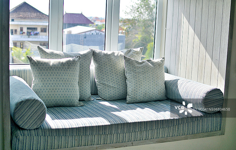 室内场景：窗边长凳图片素材