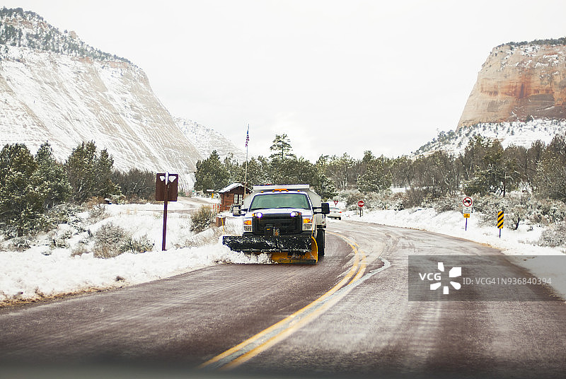 扫雪犁清理路边积雪图片素材
