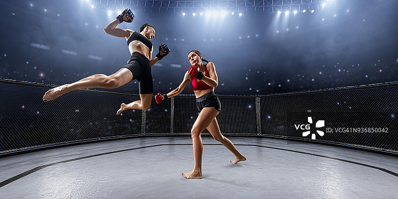 职业拳击擂台上的女子综合格斗选手图片素材