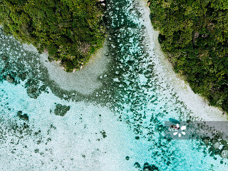 冲绳石垣岛清澈的热带海水和皮划艇俯视图图片素材