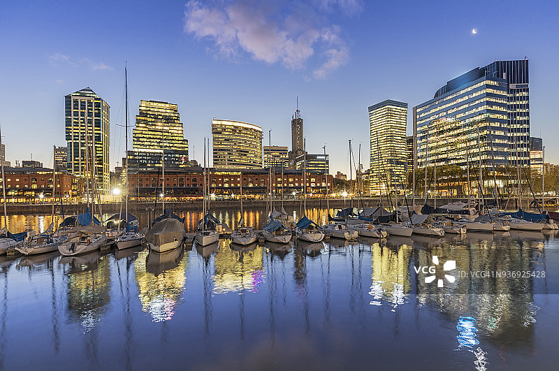 阿根廷布宜诺斯艾利斯马德罗港夜景天际线图片素材