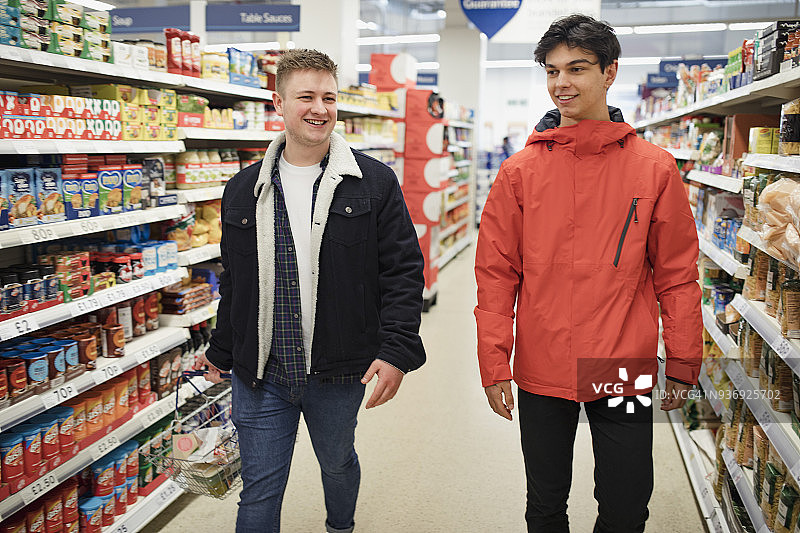 朋友们在超市购物图片素材