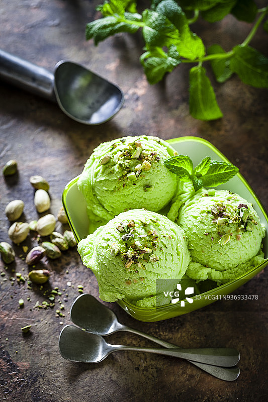 绿色碗中的开心果冰淇淋图片素材
