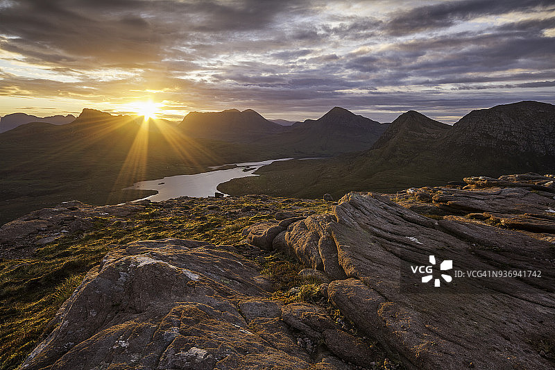 苏格兰阿辛特地区库尔莫尔山和库尔贝格山日出图片素材