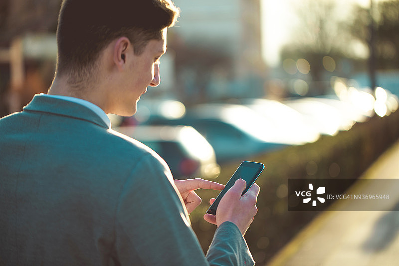 使用手机的商人图片素材