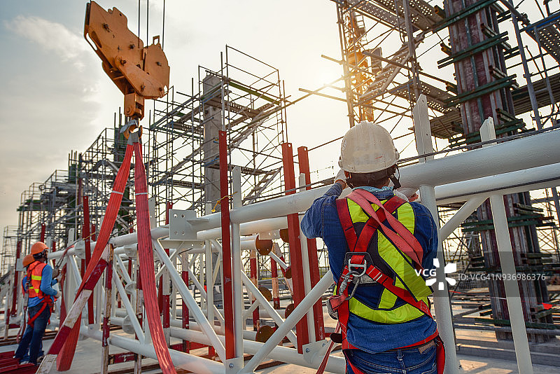 高空作业安全设备，工人使用防坠器图片素材