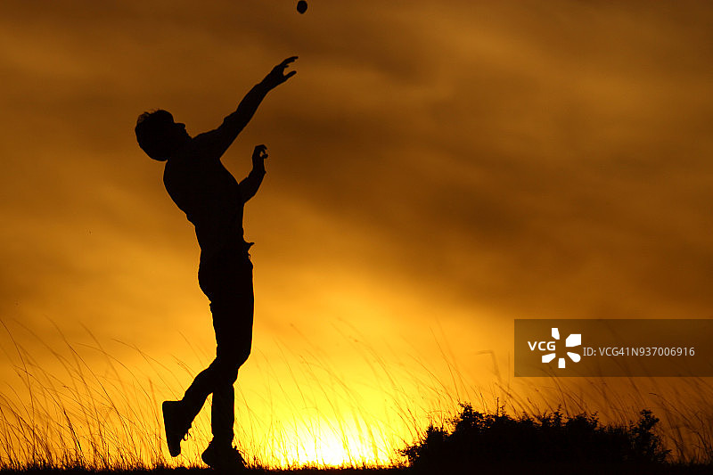 男孩扔石头图片素材