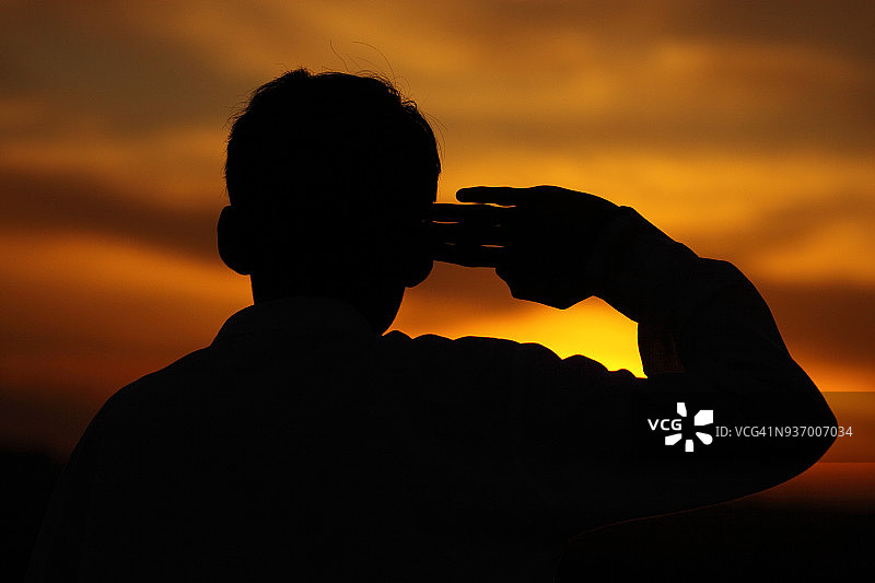 日落时分的敬礼图片素材