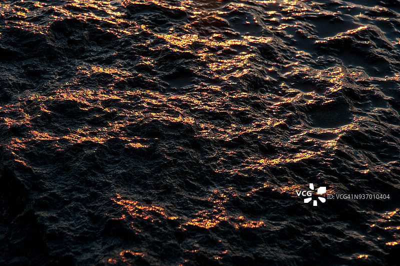 阳光倒映在岩石上图片素材