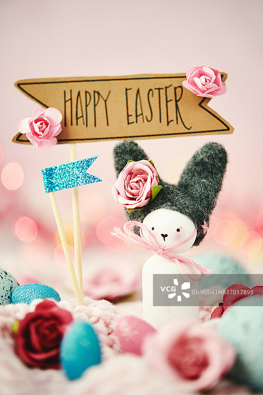 手工兔子、鲜花和复活节祝福图片素材