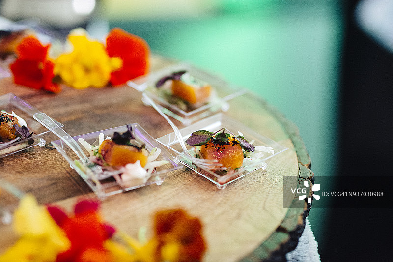 腌三文鱼和食用花图片素材