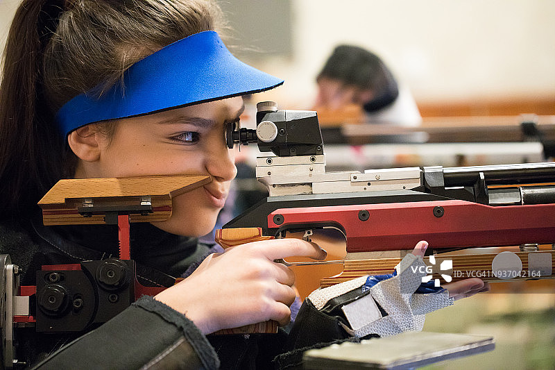 美丽的女射击运动员图片素材