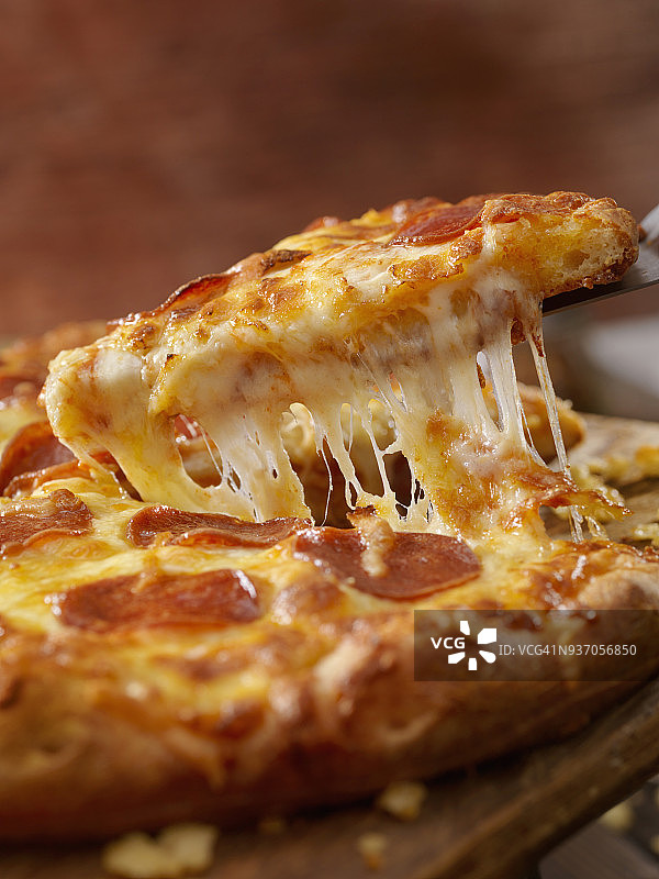 奶酪意大利辣香肠披萨图片素材