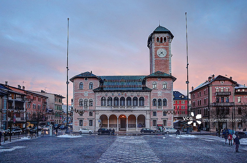 日落时分的阿西亚戈市政厅图片素材