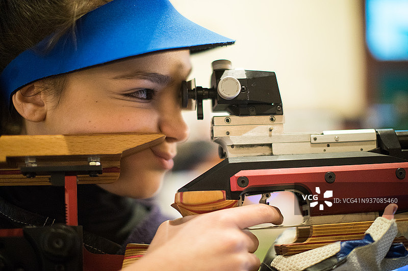女孩的手指放在扳机上图片素材
