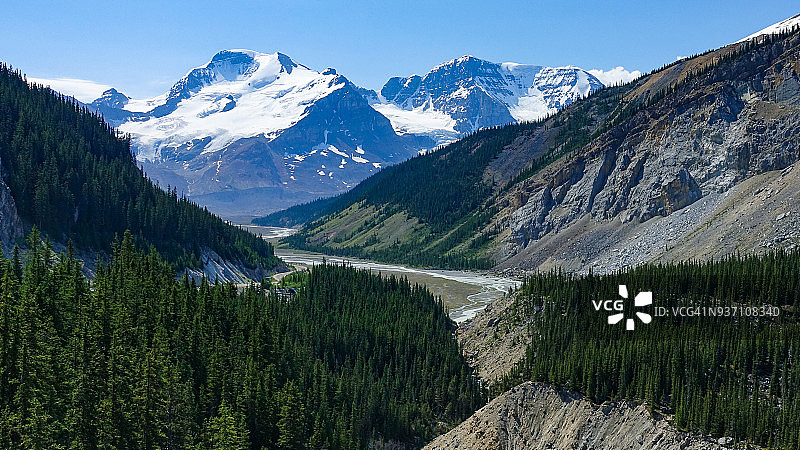 从哥伦比亚冰原冰川天空步道看到的贾斯珀国家公园景色图片素材