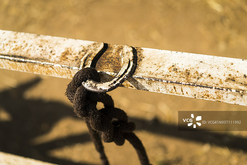 栅栏上的焊接马蹄图片素材