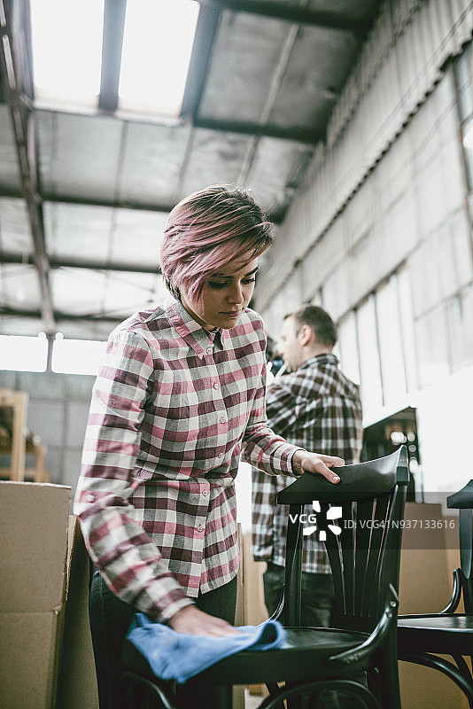 在木工车间清洁产品并打包以便运输图片素材