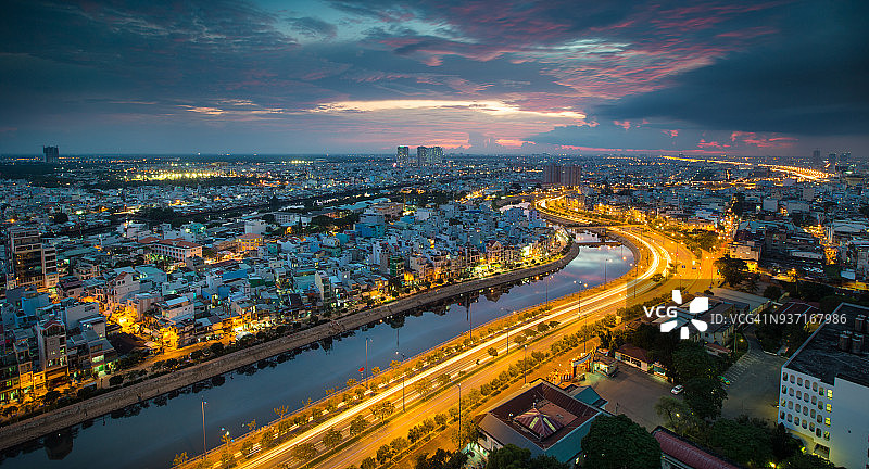从西贡河对岸看胡志明市日落时的天际线图片素材