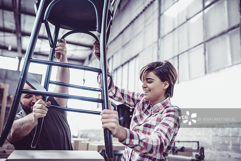 仓库工人在木材厂将椅子装箱准备发货图片素材