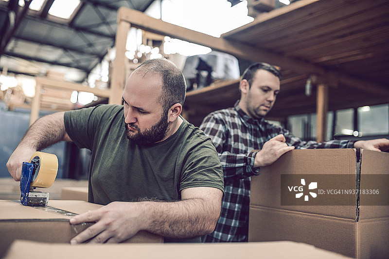 仓库工人团队打包装运箱图片素材