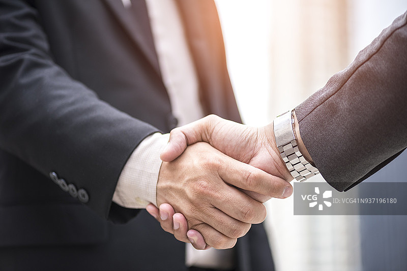 两位自信的商人在会议中握手，会议后达成合作图片素材