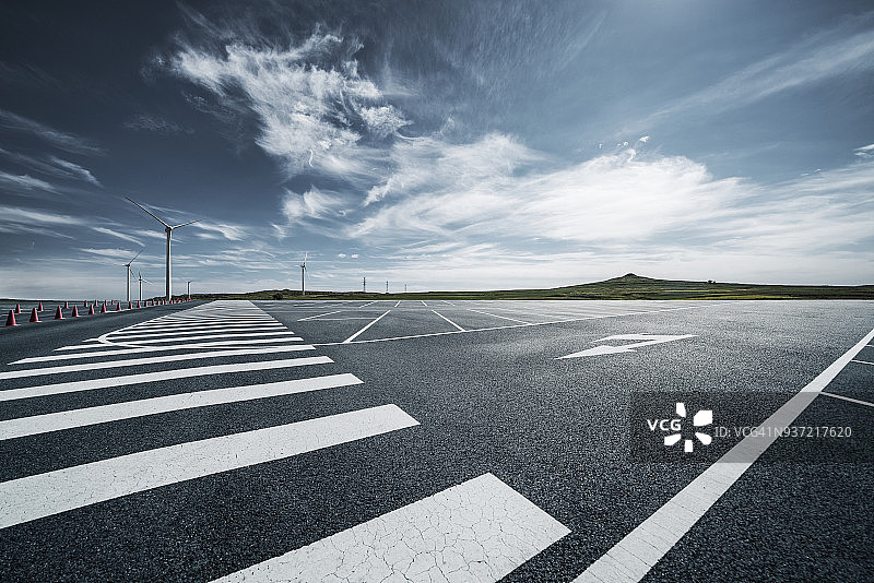 空荡荡的停车场图片素材