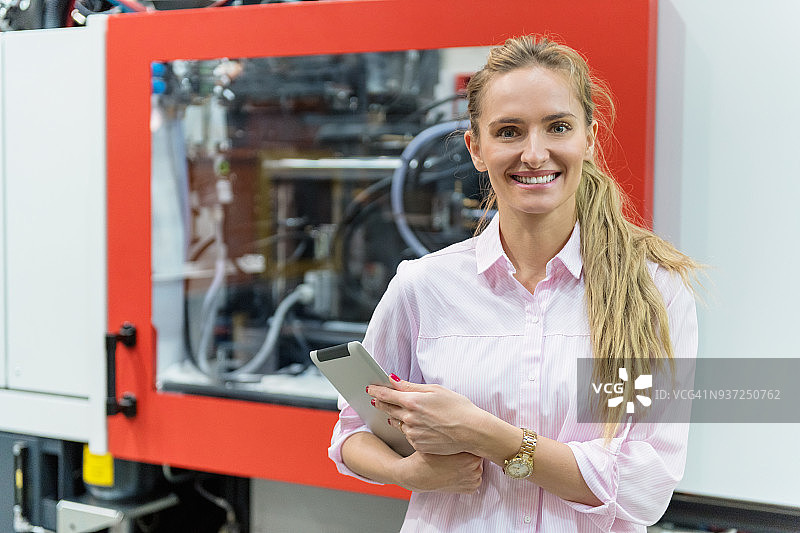 女工程师与金属生产设备图片素材