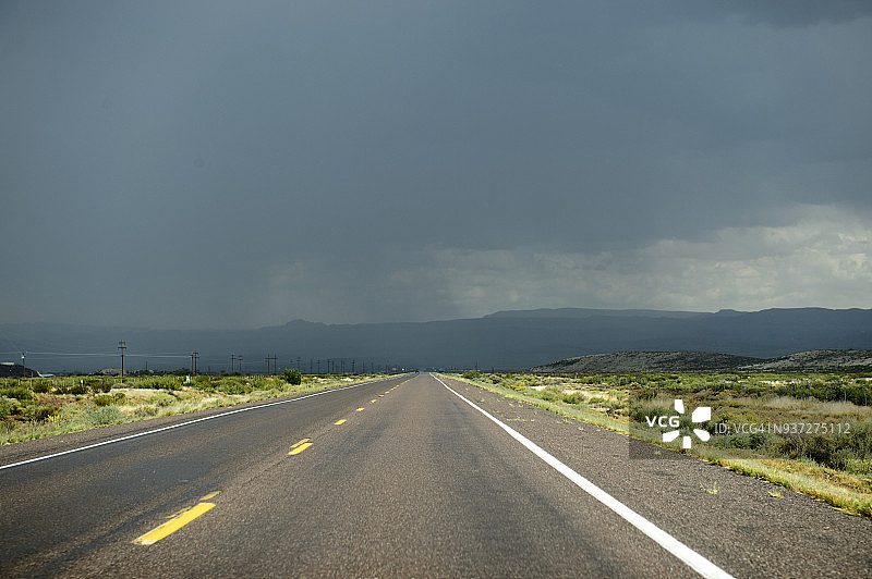 美国新墨西哥州索科罗的道路与壮丽天空图片素材