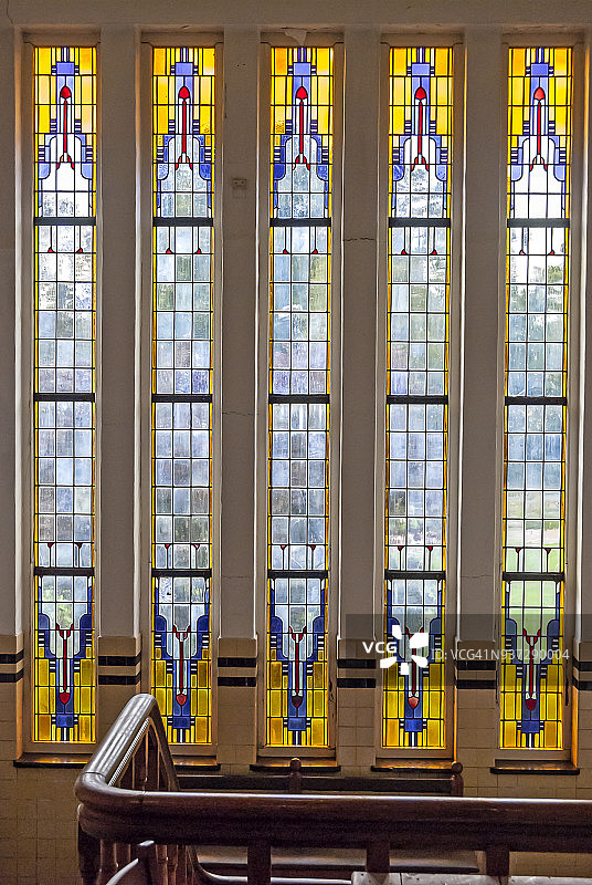 老建筑内可随意参观的彩色玻璃窗图片素材