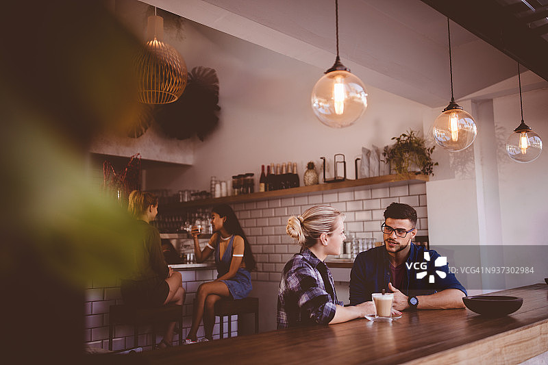 年轻朋友在城市咖啡馆放松身心喝咖啡图片素材