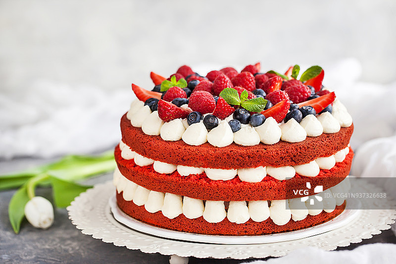 美味自制红色天鹅绒蛋糕图片素材