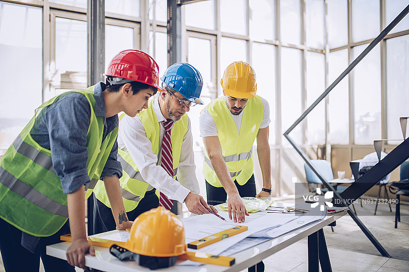 建筑工人与建筑师图片素材