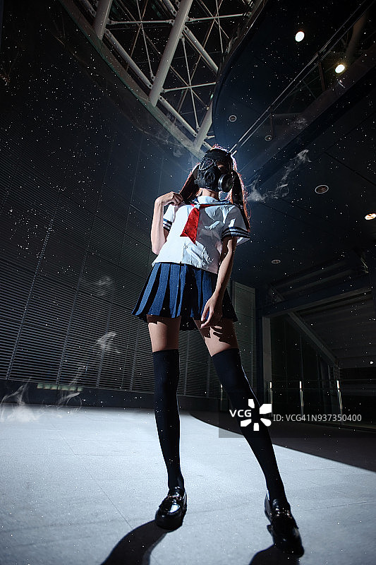 穿水手服的防毒面具女孩-02图片素材