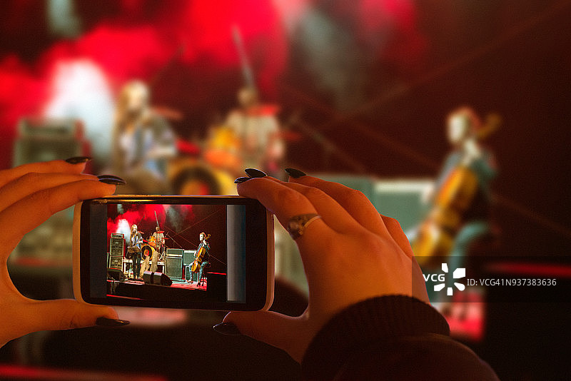 女人拍摄现场音乐会图片素材