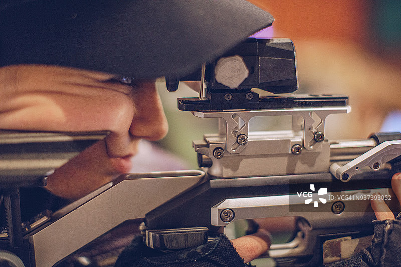 女人在射击场练习射击图片素材