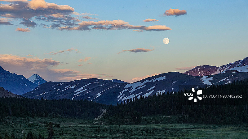日落，月出，贾斯珀国家公园威尔科克斯通道图片素材