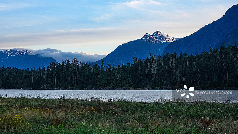 温哥华岛斯特拉斯科纳省立公园汤姆泰勒山的日落图片素材