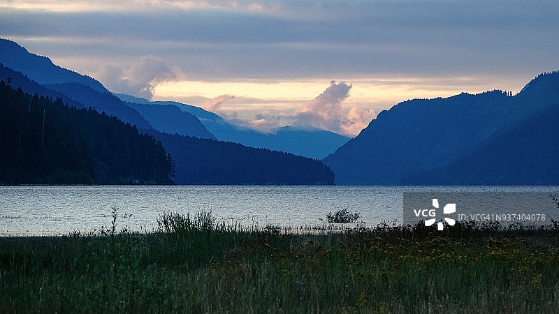 温哥华岛斯特拉斯科纳省立公园布特尔湖日落图片素材