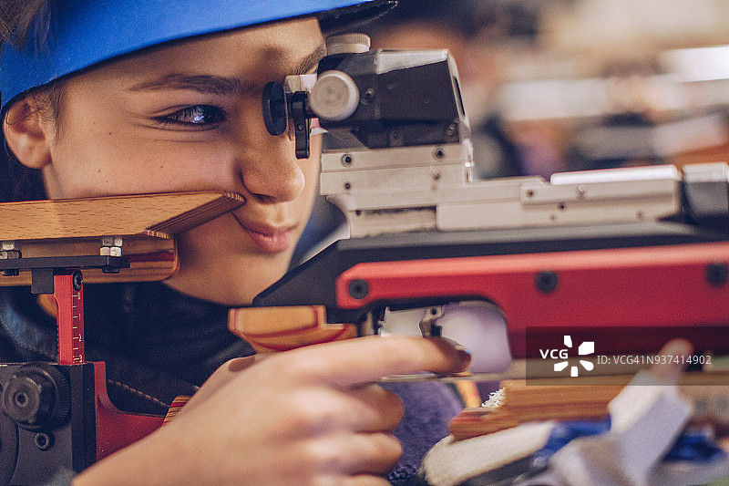 在射击场的女孩图片素材