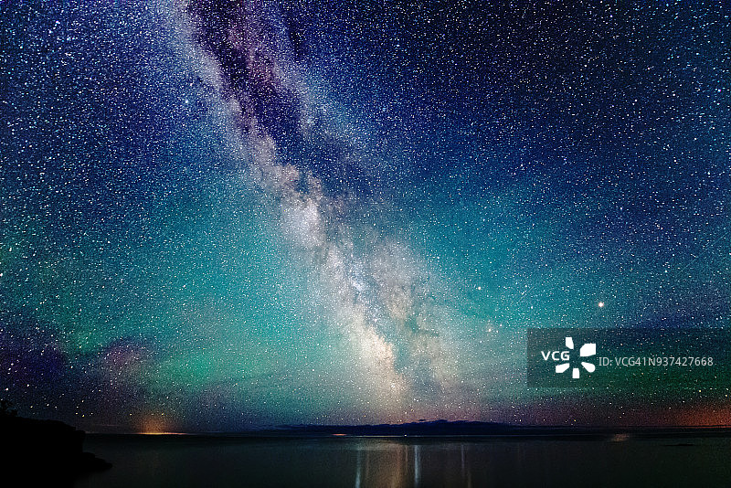 夜空中的银河与大气辉光图片素材