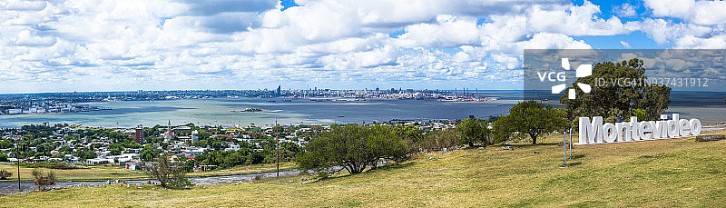 从蒙得维的亚山丘观看蒙得维的亚市和港口图片素材