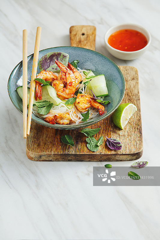 鲜虾面条沙拉配辣椒和酸橙调味料图片素材