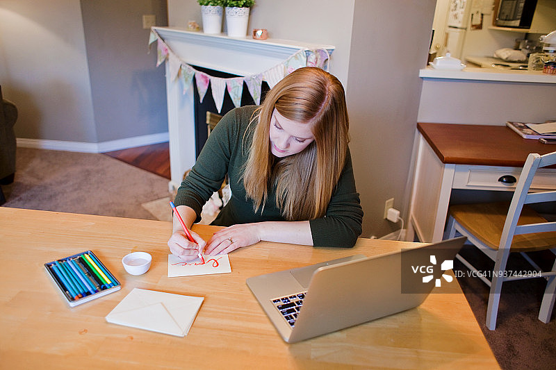 制作卡片的年轻女人图片素材