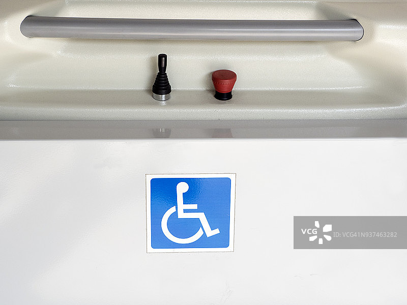 方便轮椅人士的电梯和楼梯升降机图片素材