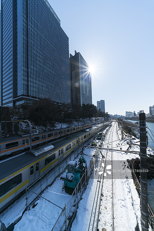 雪后初霁：中国东京千代田区，阳光照耀下的中央线和总武线铁路图片素材